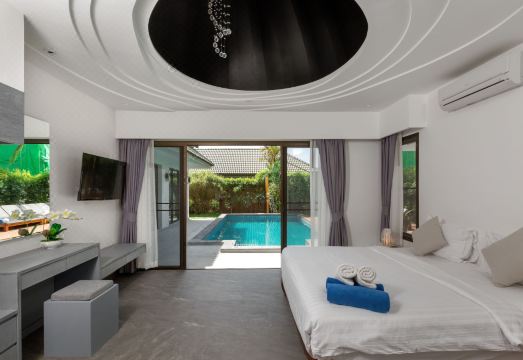 1. 카론 비치 풀 ..