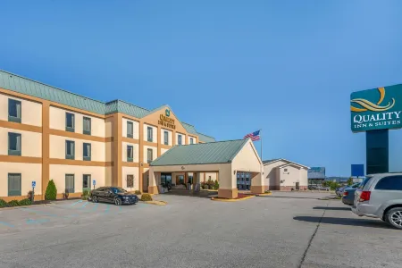 Quality Inn & Suites - Jefferson City Отели рядом с достопримечательностью «Биндер Лейк Павилион»