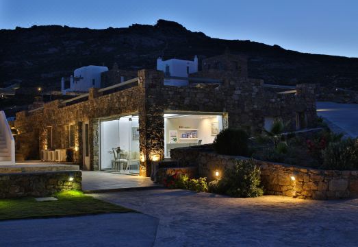 Niriides Homes & Villas의 수영장과 바다 전경