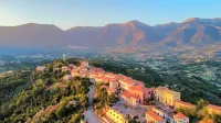 Captivating 1-Bed Apartment in Gallinaro Hôtels à : San Donato Val di Comino