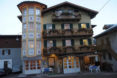 Hotel Centrale فنادق في Cogolo