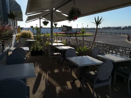 Le Dauphin Bleu Отели рядом с достопримечательностью «Chateau d'Avignon»