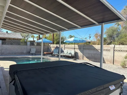 3-bedroom bungalow with pool and hot tub