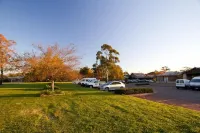 Potters Apartments - parking