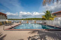 Captain's Table Hotel by Everglades Adventures - Pools