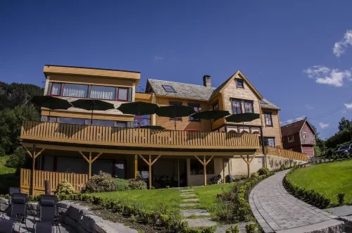 Lavik Fjord Hotel & Apartments Hotel di Lavik