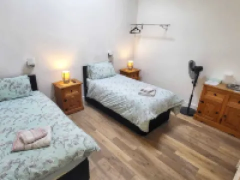 Deepcut Lodge Bed & Breakfast Self Service Hotels in Deepcut