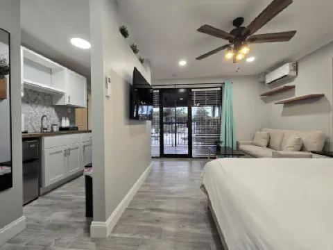 Sunny Palms Inn Hotels near Lake Worth Beach