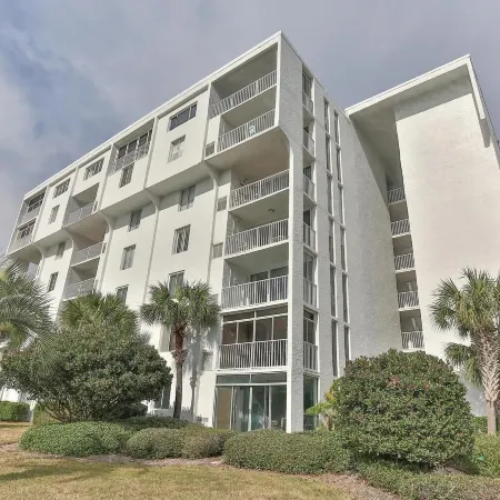 Dolphin Point 402C - 2Br Updated Condo with Harbor and Gulf Views