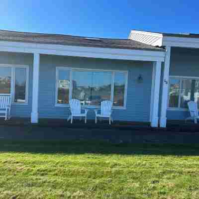 Charming 2 bedroom condo on Private Beach by Outer Most Marina Hotel Exterior