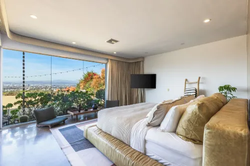 Stylish Hillside Retreat with Pool&Views