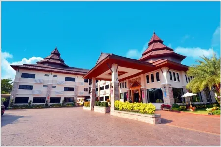 Chiangrai Grand Room Hotel Отели рядом с достопримечательностью «Белый храм Ват Ронг Кхун»