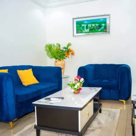 2 Bed Apt Sleeps 5 - WiFi Parking Balcony