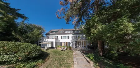 Hotel Villa im Park Отели рядом с достопримечательностью «Императорский дворец в Кайзерсверте»