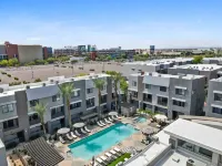 Luxurious Retreat - WiFi, Walkable, Pool, Newly Built Hotels in Glendale