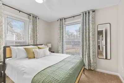 Broad Ripple Creekside Retreat - 4bd/2ba Hotels near REI