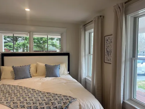 Charming 3-bedroom w/loft.New Construction home with AC,WiFi. Short walk to town