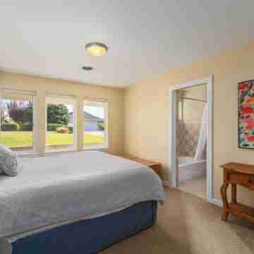 Bright Water Sunrise Home at Wapato Point Resort 5-bed Close to Sandy Beach/Pool Rooms