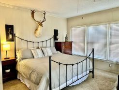 Charming 3-bedroom house in serene El Campo with AC