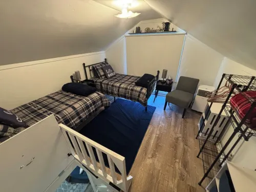 Cozy farmhouse w/pool. Central to museums, golfing, lakes, sports & shopping.