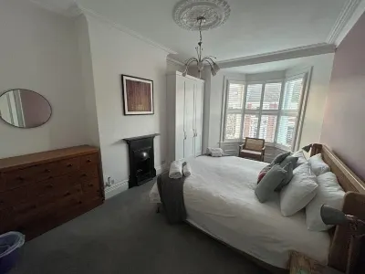 Coastal Charm - Whitley Bay: Beach - Coast - Country -Parking - Pet Friendly