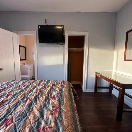 Unity Hotel - No Parking & Rooms Are Upstairs