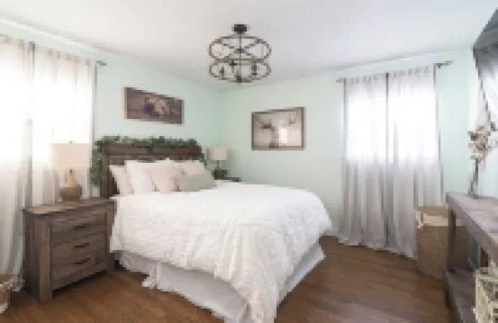 Walk to the Beach from Beachy Farmhouse - Lake Michigan & Hot Tub. Pet-Friendly! Hoteles en 