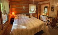 Cozy cabin for 4, 2 King size beds.  Porch with view of lake. Full kitchen.