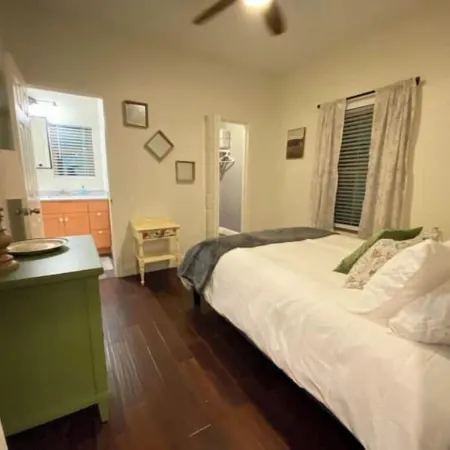 Walk to Main St, Game Room w/Arcade Cozy Cottage Sleeps 6