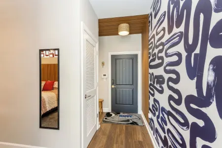 Newly Remodeled BOHO Condo - 1 Block to Mass Street! Отели в г. Дуглас