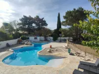 Cottage with private garden in wooded property with swimming pool Hotels in Pertuis