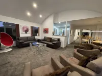 100 metres to the famous coastal walkway, 5 water front cafes, restaurants etc.