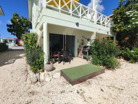 Serenity Haven: Garden-View Retreat at Lagoon Bay Отели рядом с достопримечательностью «Cas Abao Beach»