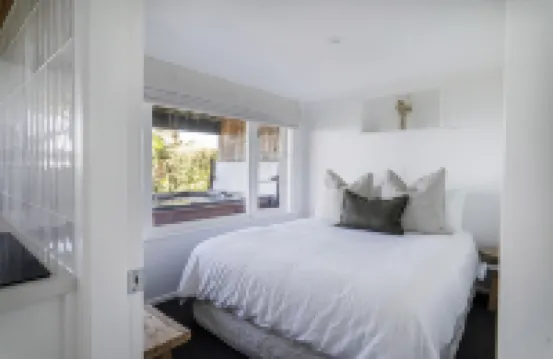 Whale Bay Surf Bach + Spa - Absolute Waterfront