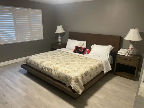 Country in the City Newly Renovated 3 Bedroom 5 Bed Vacation Rental