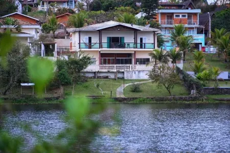 Lakeside retreat with stunning views and close to Thermas Water Park