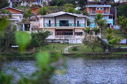 Lakeside retreat with stunning views and close to Thermas Water Park