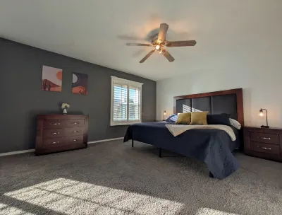 Desert Oasis, Spacious 4-bedroom house 2 king bed w/ Heated Pool & Jacuzzi Hotels near Marshalls
