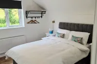 2 Bed cottage-Sleeps 4-Private Garden-Parking