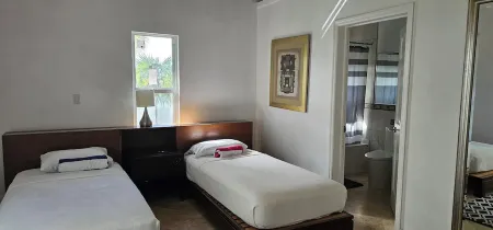 Pelican Beach Villa #1 Отели в г. Уитби