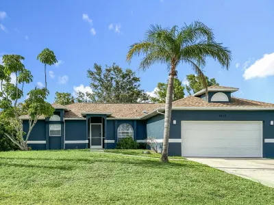 Super Cute Pool Home! Located near hospital and shopping! Heated Pool! Hotels near Park 1110 Plaza