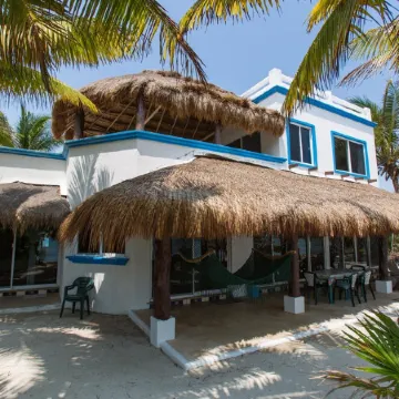 Beachfront Villa with pool & waterfall: Gorgeous sandy beach