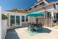 Beachfront cottage located in the heart of Fairfield Beach!!