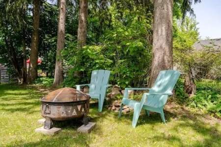 2bdrm Family Cottage - Short walk to the Beach