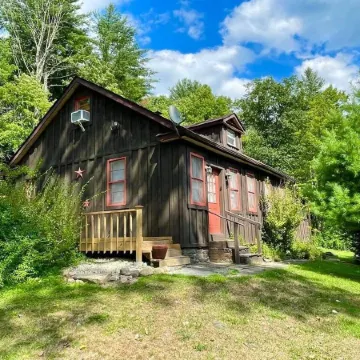 Stream Side Cabin surrounded by woods + Fire Pit