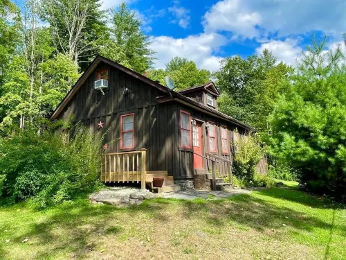 Stream Side Cabin surrounded by woods + Fire Pit