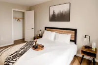 Hot Tub Mountain View Dog Friendly Modern Chalet