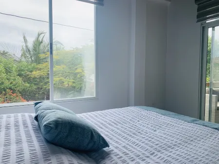 Modern apartment with 18 feet ceilings and private terrace with view to a park Отели рядом с достопримечательностью «Исследовательская станция Чарльза Дарвина»