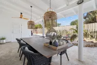 Charming apartment with AC in living, garden and walking distance to the ocean! - 2 Sao