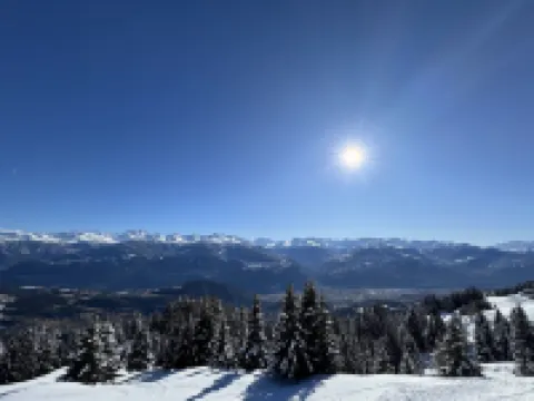 50 metres from the cable car, quiet, spacious apartment, parking and wifi.